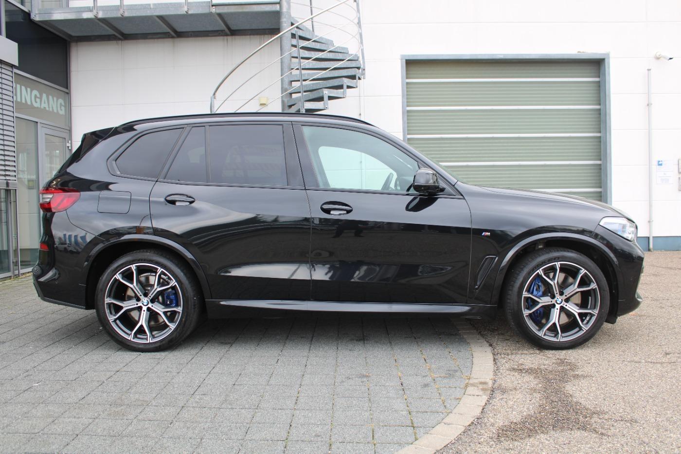 BMW X5 M50i