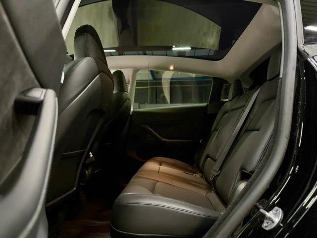 Tesla Model Y REAR WHEEL DRIVE - FULL BLACK - AUTOPILOT ACTIVE