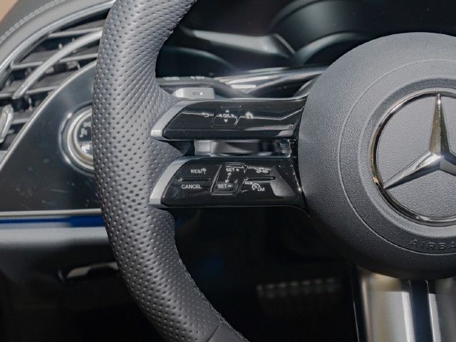 Mercedes-Benz E 200 4MATIC Sedan