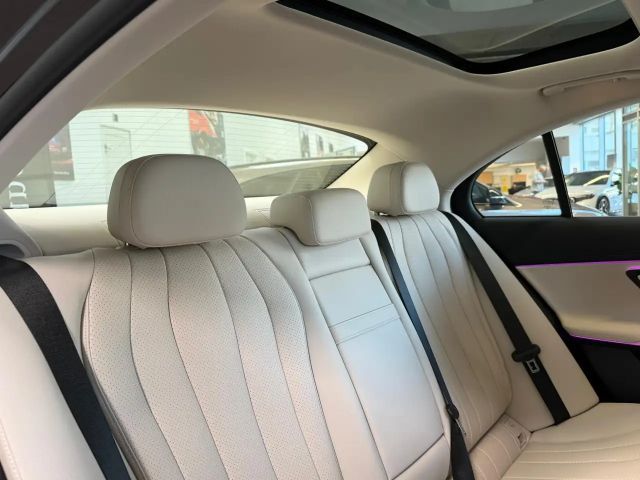 Mercedes-Benz E 200 AVANTGARDE Sedan