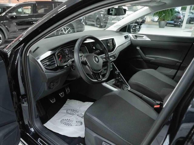 Volkswagen Polo Active TSI Navi ParkPilot Sitzheizg. Anschlussg...