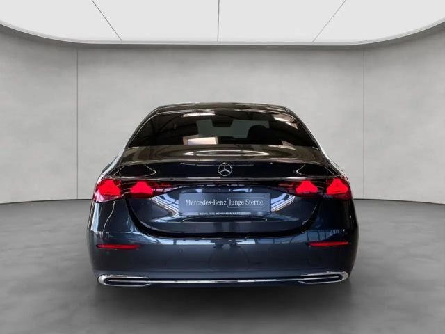 Mercedes-Benz E 200 Sedan