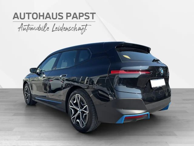 BMW iX *** LUFTFEDERUNG ** INTEGRAL AKLTIVLENKUNG / LASER