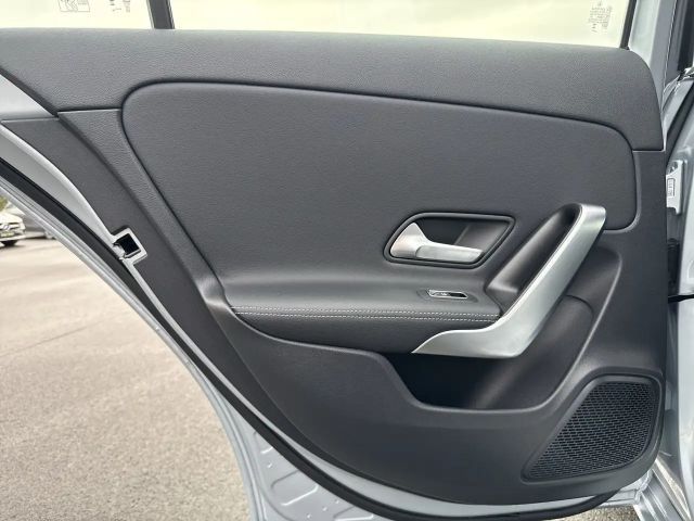 Mercedes-Benz A 200 Limousine PTS Cam Navi Wide LED SHZ