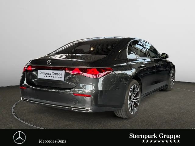 Mercedes-Benz E 200 Sedan