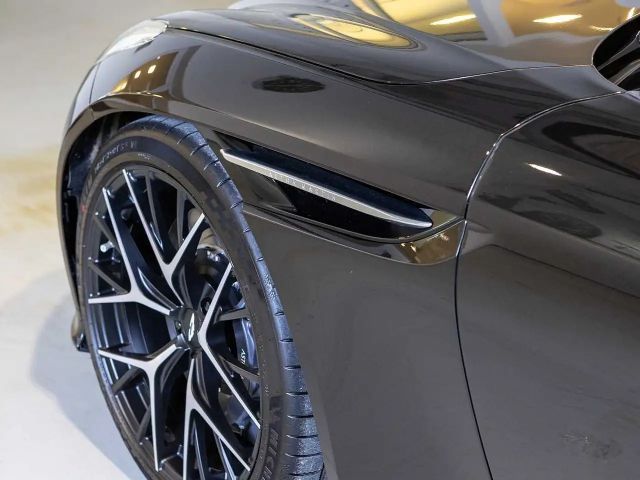 Aston Martin DB12 Volante -Minotaur Green-