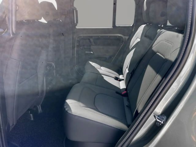 Land Rover Defender 110 D250 Dynamic SE