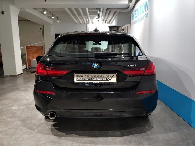 BMW 118 118i Sedan Sport Line
