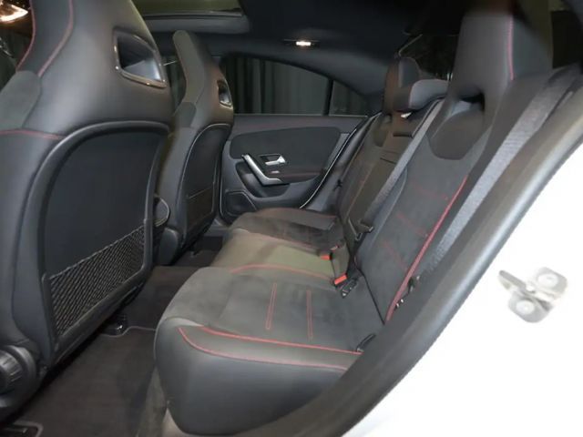 Mercedes-Benz CLA 200 AMG Line Coupé