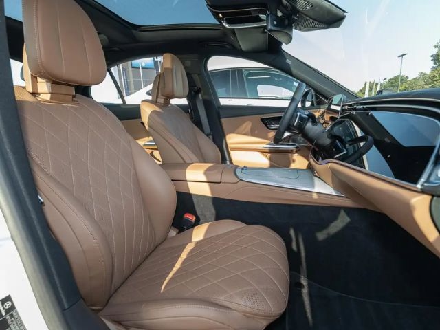 Mercedes-Benz E 200 Sedan