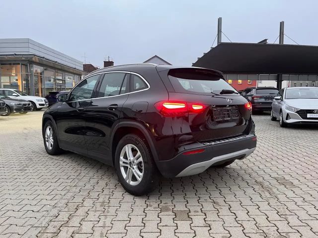 Mercedes-Benz GLA 180 *LED Navi Sitzh. Rückfahrkamera DAB*