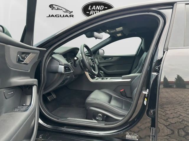 Jaguar XE P250 R-Dynamic