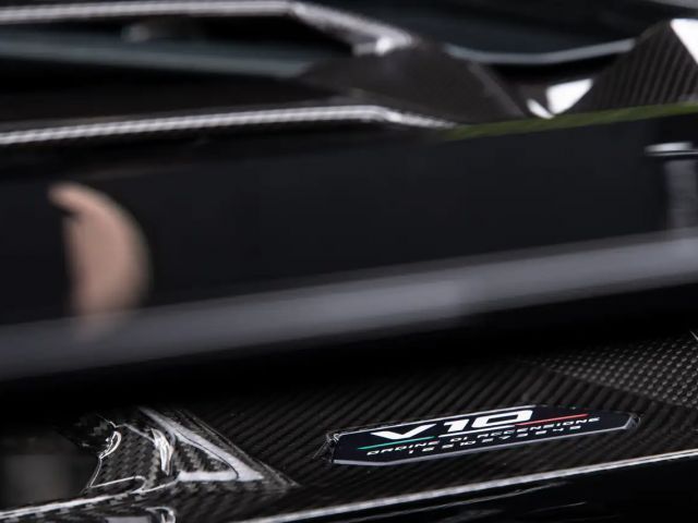 Lamborghini Huracan n Tecnica Carbon front & rear bonnet + Alcantara