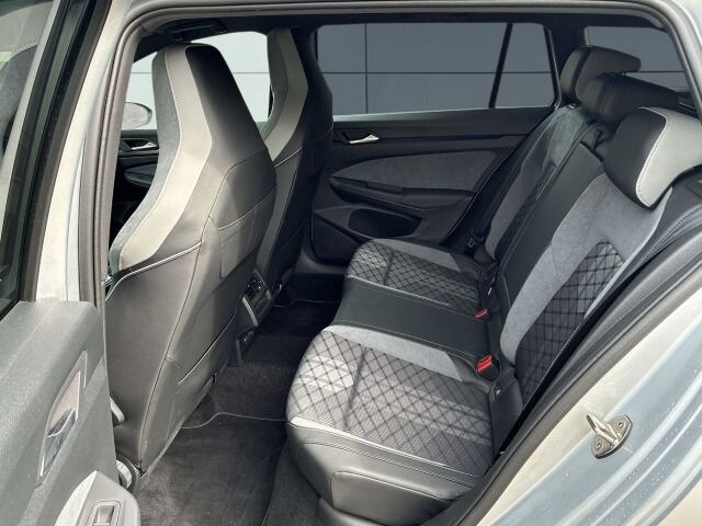 Volkswagen Golf 1.5 eTSI DSG R-Line Variant