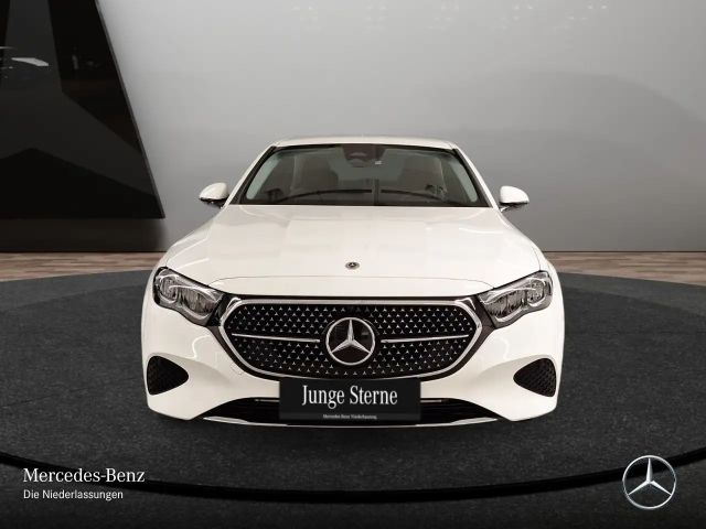 Mercedes-Benz E 200 AVANTGARDE Sedan