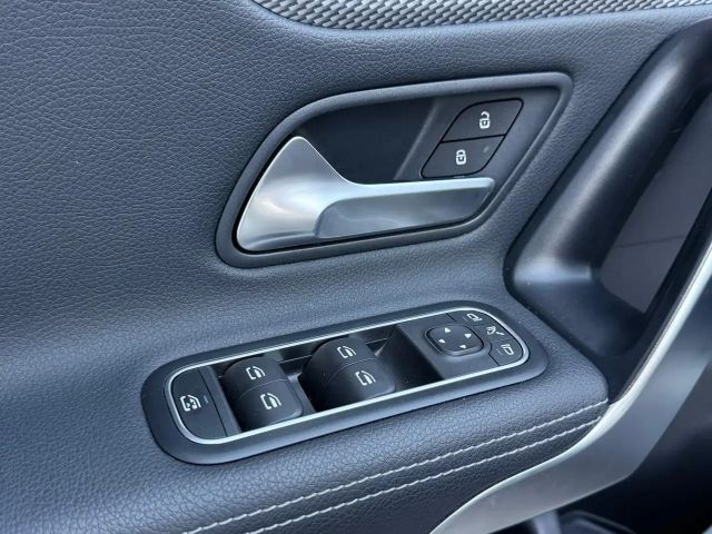 Mercedes-Benz CLA 200 °Shzg°Navi°TWA°Spur°RFK°BT