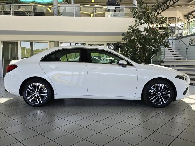 Mercedes-Benz A 180 Limo Progr. Adv. DISTRONIC+STANDHEIZ.+360°