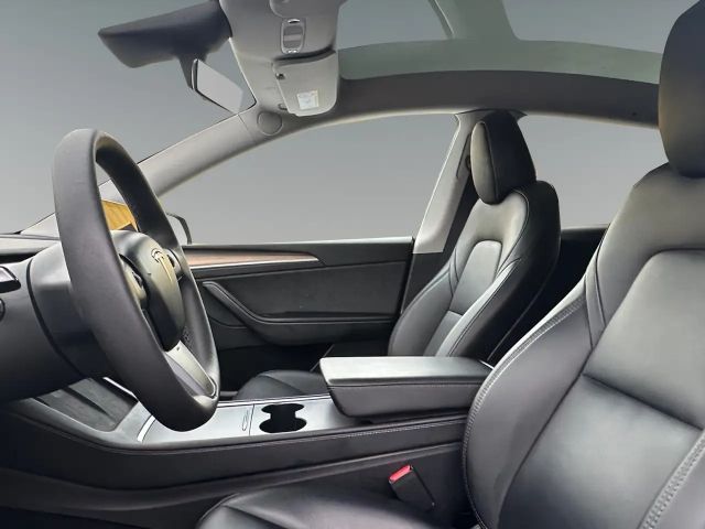 Tesla Model Y 62kWh Base        8-fach bereift!