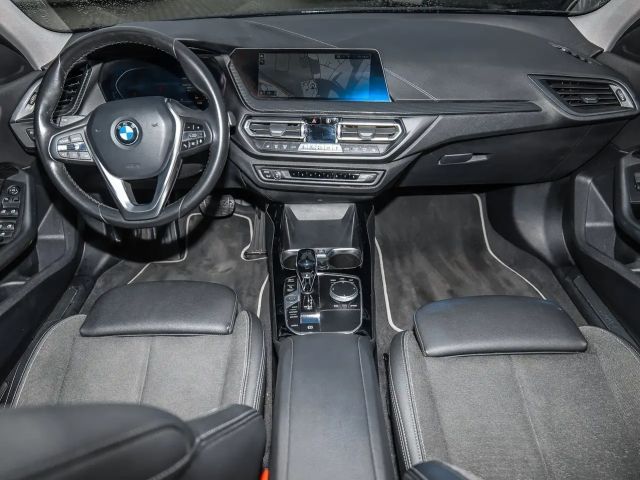 BMW 118 118i 5-deurs Sedan Sport Line