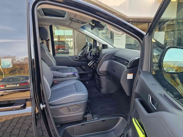 Hyundai Staria Signature