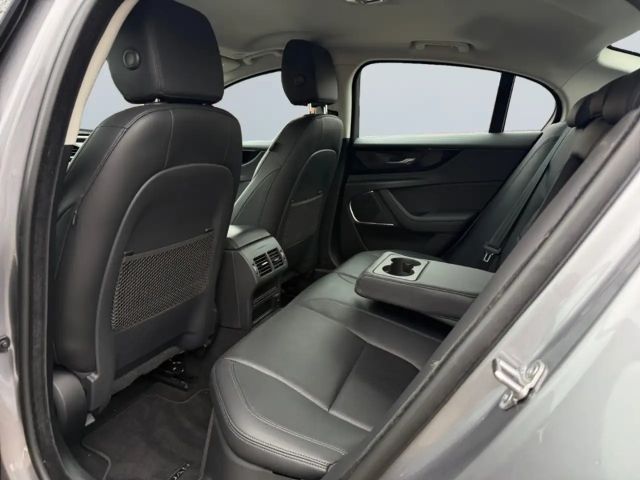 Jaguar XE AWD D200 SE