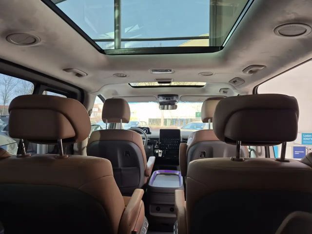 Hyundai Staria Signature