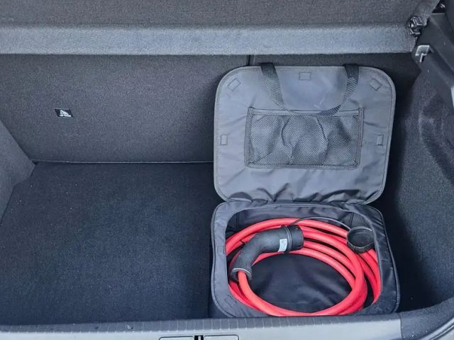 Peugeot E-208 GTPack Batterie digit. Cockpit SHZ Kamera