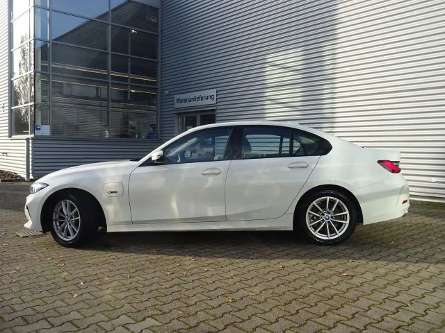 BMW 320 320e Sedan