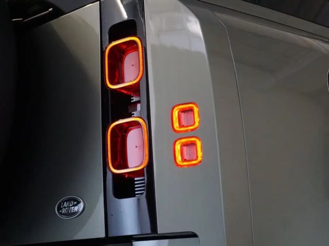 Land Rover Defender 110 AWD D300