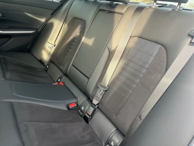 BMW 318 318i M-Sport Sedan