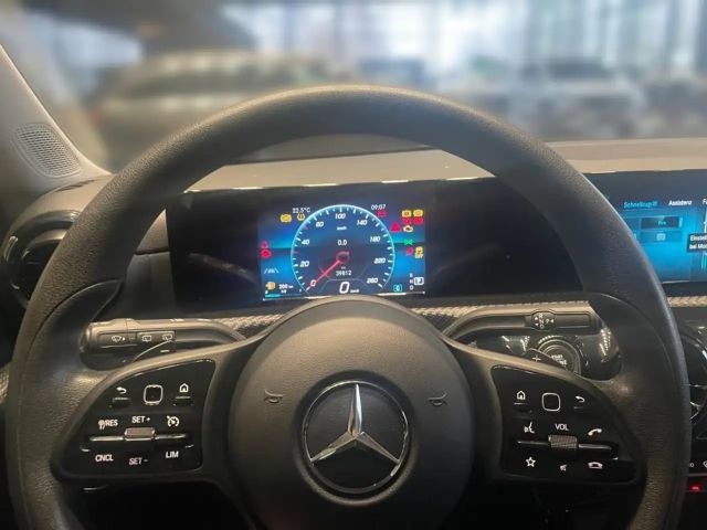 Mercedes-Benz A 200 AMBUX+CARPLAY+LED+SHZ+PDC