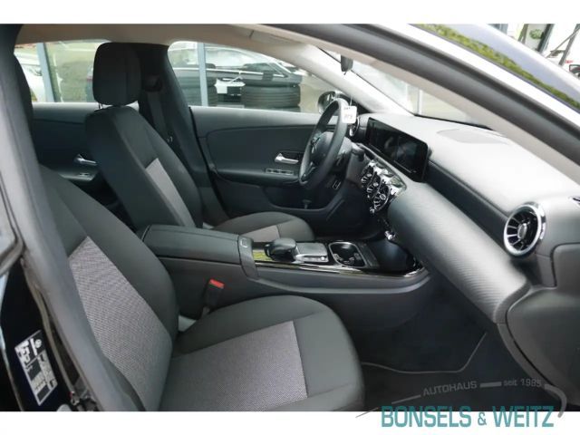 Mercedes-Benz CLA 200 CLA-Shooting EU6d AUTOMATIK AHK-klappbar Navi Digi