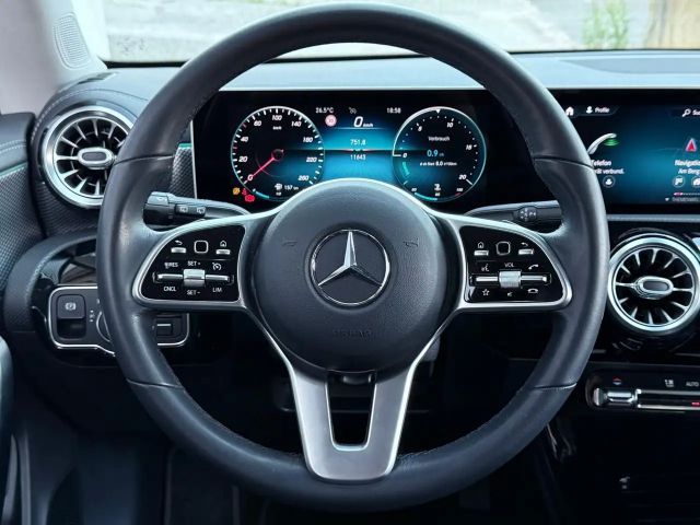 Mercedes-Benz CLA 200 °Shzg°Navi°TWA°Spur°RFK°BT