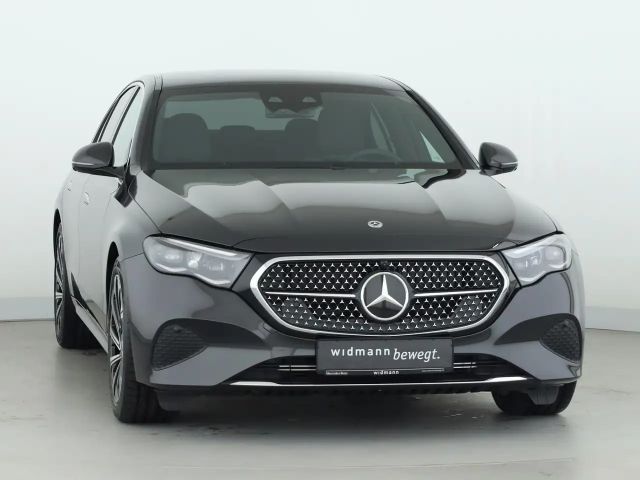 Mercedes-Benz E 200 Sedan