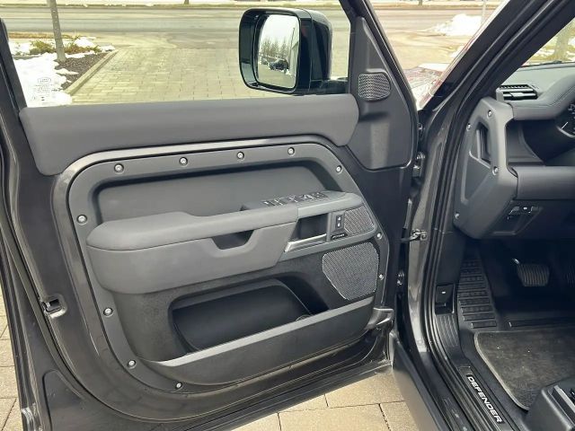 Land Rover Defender 110 D250 Dynamic SE