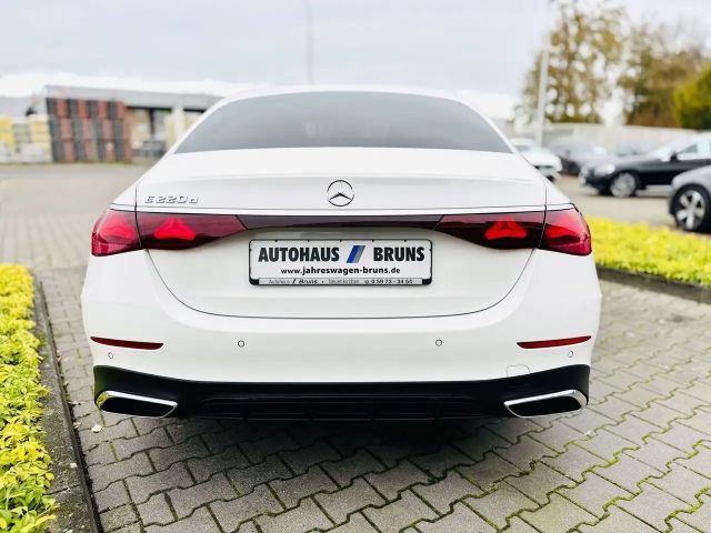 Mercedes-Benz E 220 AMG Line E 220 d Sedan