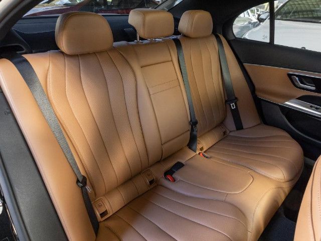 Mercedes-Benz E 200 4MATIC Sedan