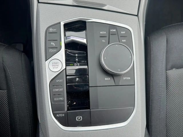 BMW 318 iAT  +HUD+ADAPTIVE-LED+ACC+NAVI+SHZ+DAB+MFL+