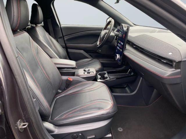 Ford Mustang Mach-E AWD Standard range