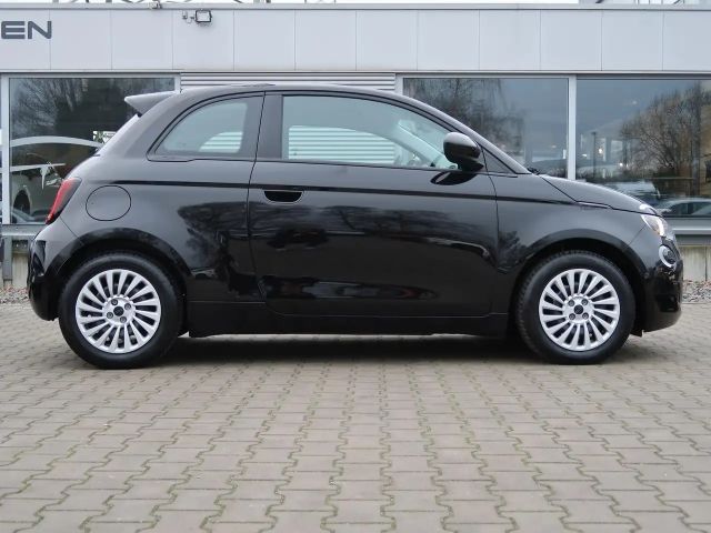 Fiat 500e MY23 Navi Carplay/Android Auto JBL *Allwetterreife