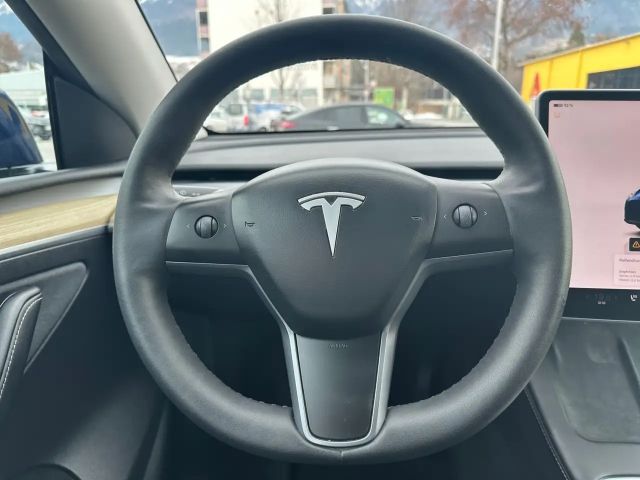 Tesla Model Y 62kWh Base        8-fach bereift!