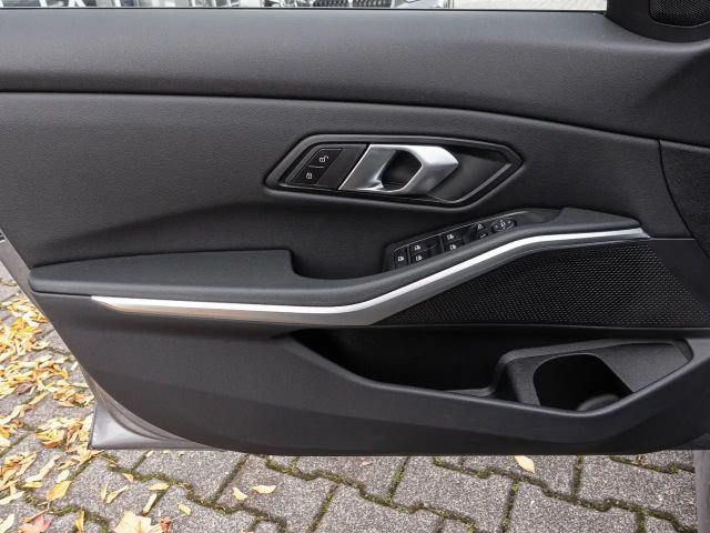 BMW 320 320i M-Sport Sedan