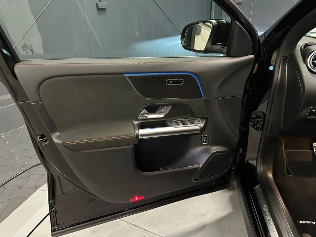 Mercedes-Benz GLA 200 AMG Line