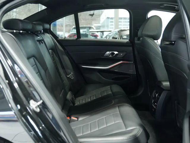 BMW 330 330d M-Sport Sedan