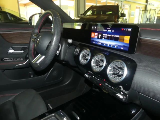 Mercedes-Benz CLA 200 AMG Line Coupé Sedan