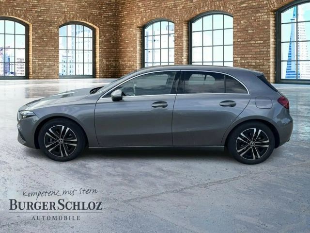 Mercedes-Benz A 180 W-Paket PDC SHZ SpurH LED LM AUT AHK KAM