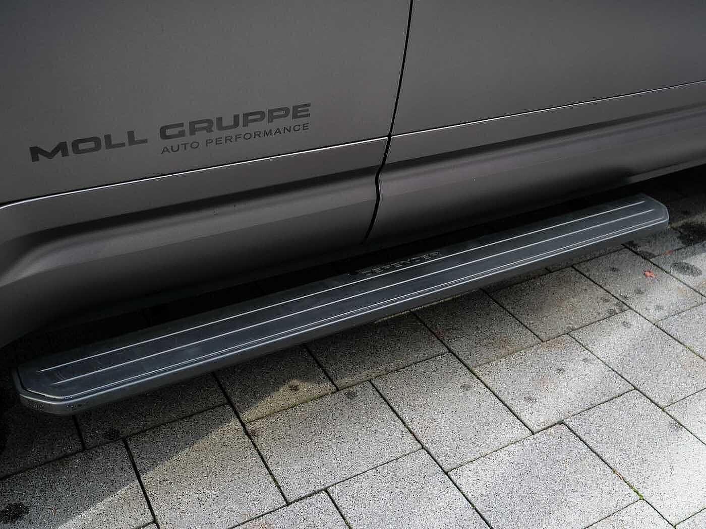 Land Rover Defender 110