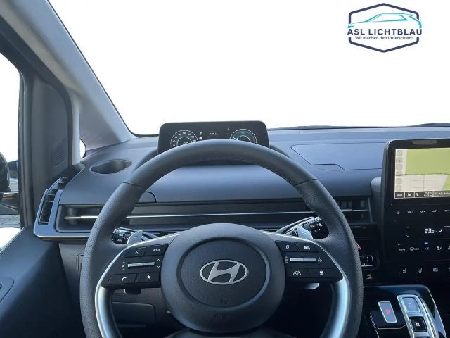 Hyundai Staria Signature