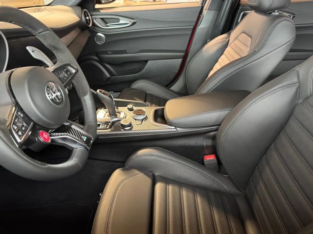 Alfa Romeo Giulia AT8 Quadrifoglio Turbo