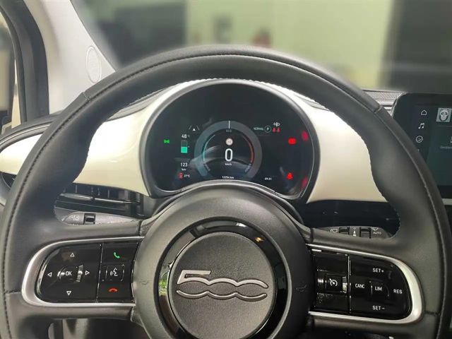 Fiat 500e Rückfahrkamera Sitzheizung CarPlay